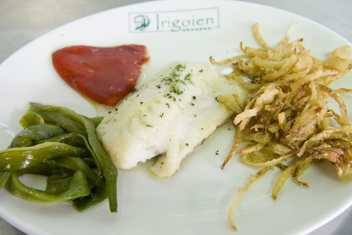 Plato de bacalao frito con su salsa tradicional