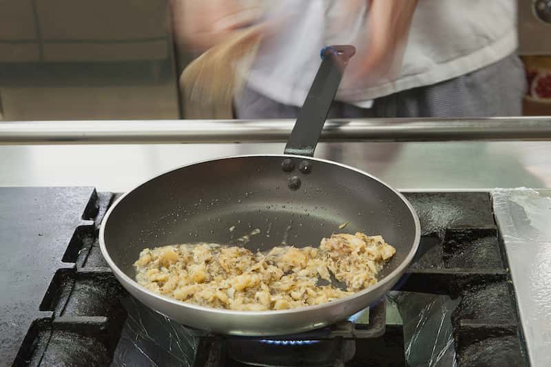 Cocinero comenzando la preparación de la tortilla
