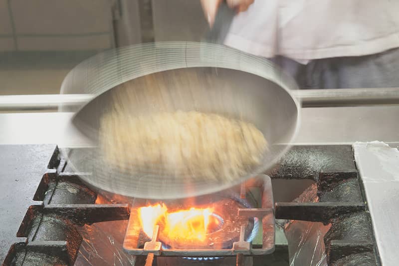 Movimientos de sartén en el cocinado de la tortilla de bacalao