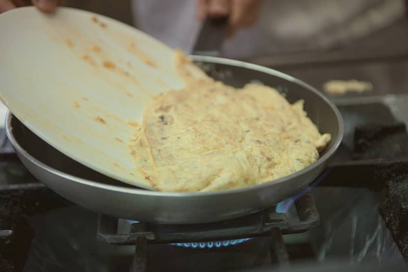 Volteandola tortilla de bacalao