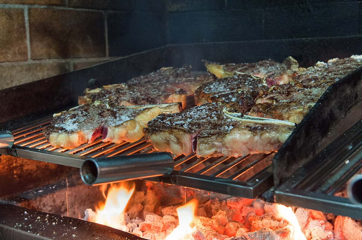 Deliciosas txuletas asándose en las brasas